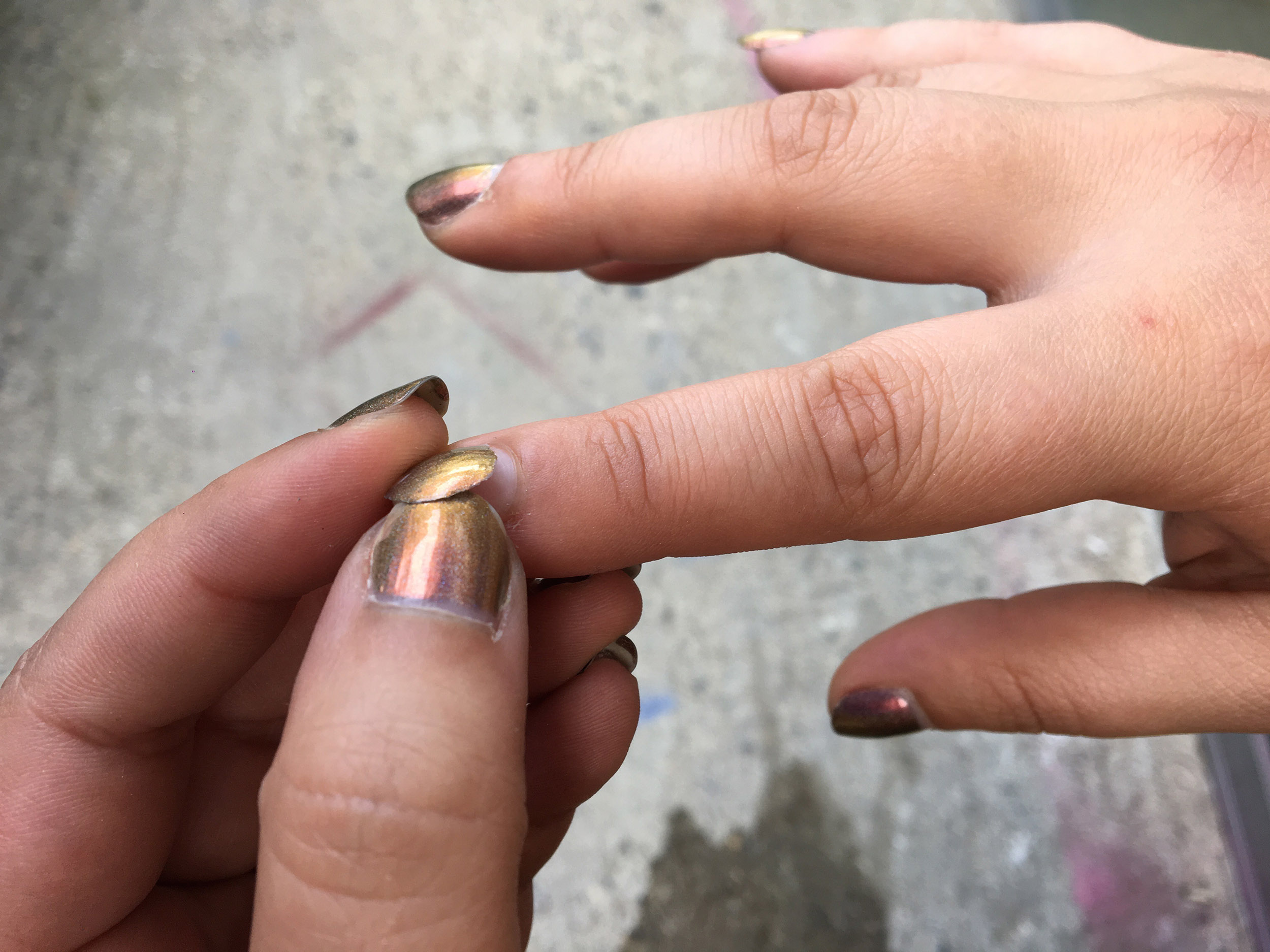 une main retire son vernis.